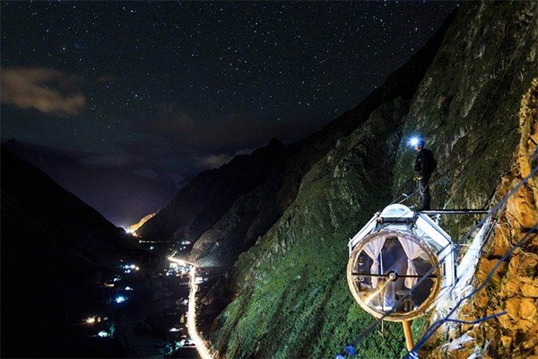 Goza del sexo nocturno bajo un hermoso cielo estrellado.