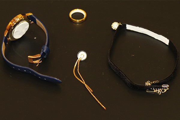 Existen aretes, pulseras, collares y anillos con parches.