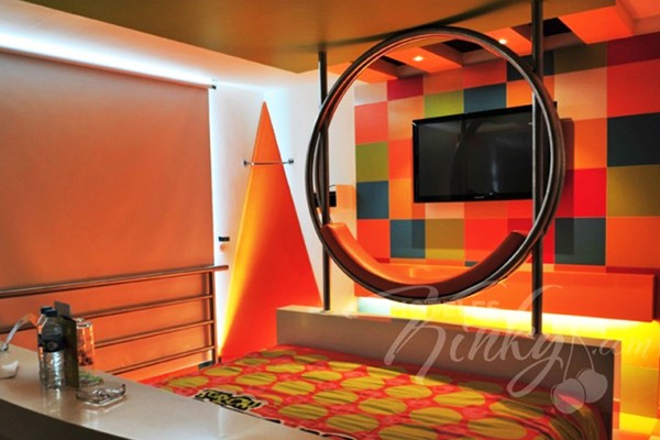 Juega en el Arco de Posiciones del Love Hotel Pop Life.