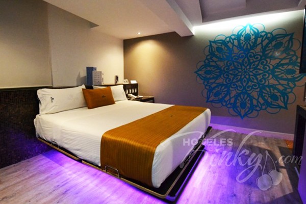 Embiste a tu pareja al ritmo de la Crazy Bed del Love Hotel Amala.