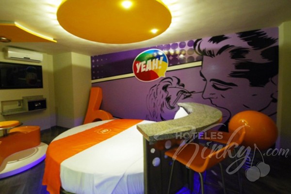Diviértete en las Atracciones Kinky del Love Hotel OH Oriente.