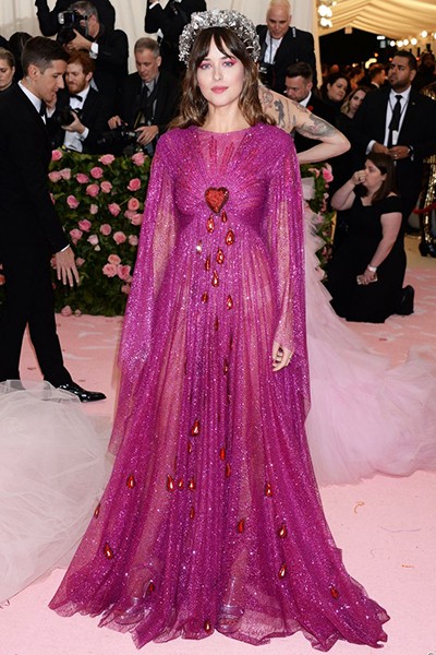 El hermoso vestido morado de Dakota Johnson es Gucci.