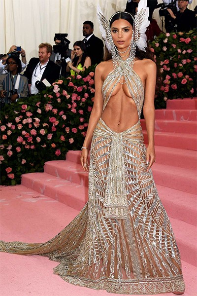 El vestido lleno de transparencias de Emily Ratajkowski es Peter Dundas.