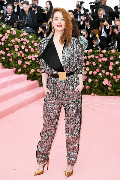 El brillante jumpsuit de Emma Stone es Louis Vuitton.