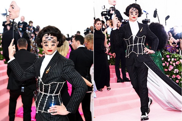 El traje a rayas de Ezra Miller es Burberry, diseñado por Riccardo Tisci.