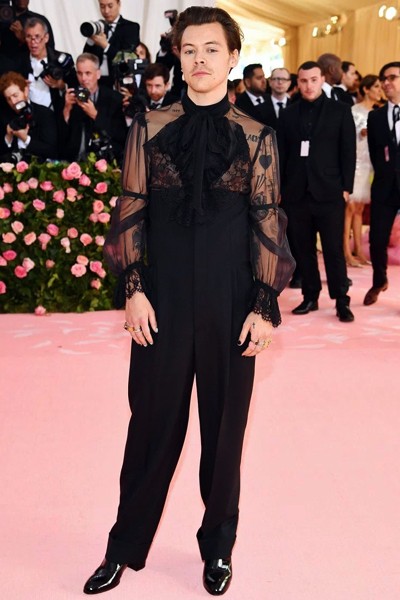 El atrevido traje de Harry Styles es Gucci.
