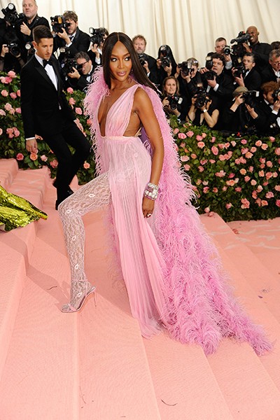 El sensual outfit de Naomi Campbell es Valentino, diseñado por Pierpaolo Piccioli.