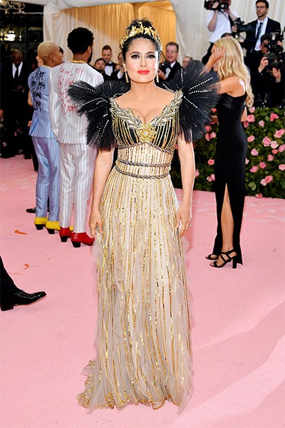 El elegante vestido dorado de Salma Hayek es Gucci.
