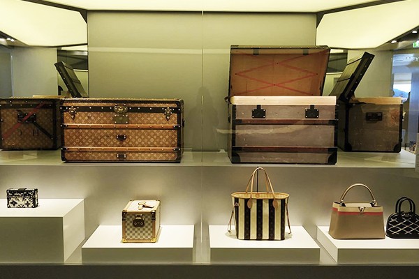 Cofres, bolsas y más accesorios es lo que puedes encontrar en Time Capsule.