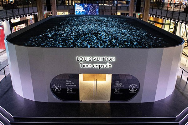 Seis salas llenas de la historia más Kinky de Louis Vuitton en una cápsula del tiempo.