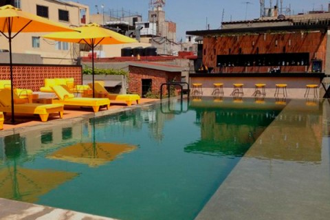 Disfruta de su vista a la fachada del Casino Español y a la Torre Latinoamericana.