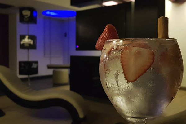 Disfruta de sus cocteles afrodisíacos, su room service y su sex shop.