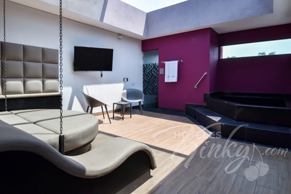 La Sky Dome Jacuzzi tiene un costo de $800 MXN por 6 horas, cualquier día de la semana.