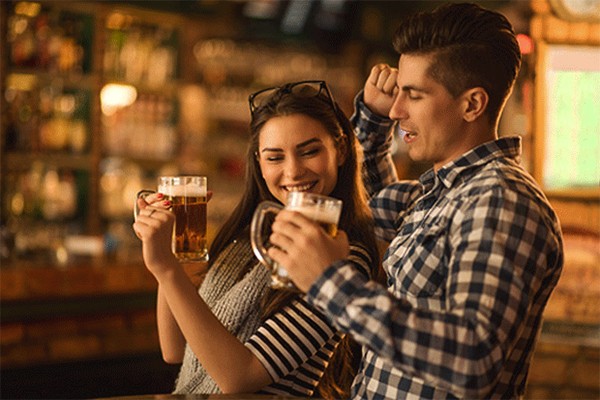 No importa si no tienes pareja, ve con tus amigos o consigue una durante la noche.