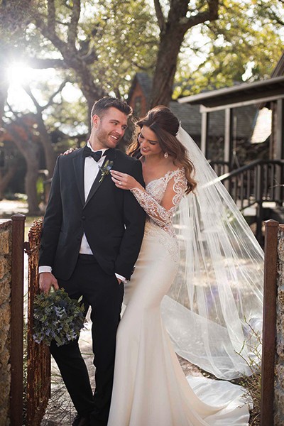 Tanto la novia como el novio pueden encontrar el outfit perfecto para la boda.