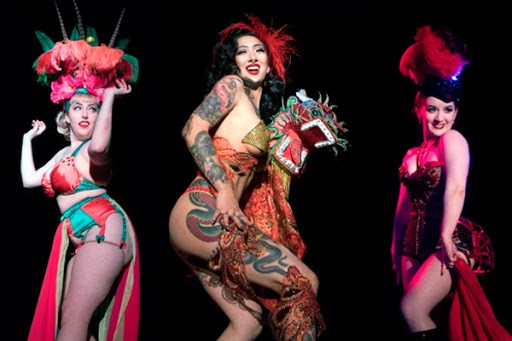 Las plumas, los tocados y los corsets son accesorios imprescindibles.