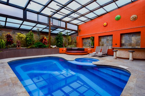 Disfruta de su cama exterior al lado del jacuzzi.