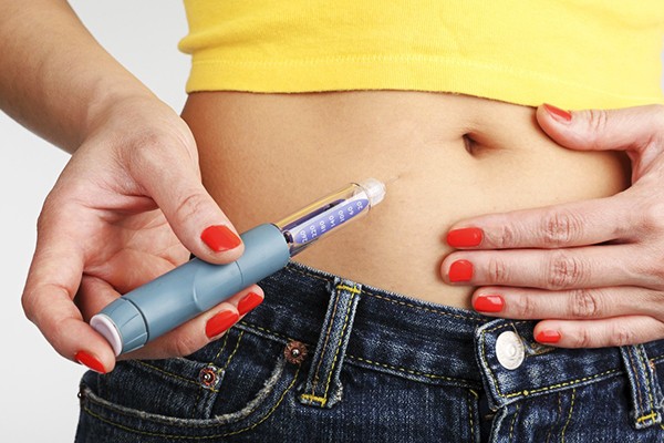 Vyleesi es un medicamento que se inyecta en el abdomen.