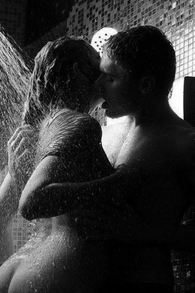 Un baño con tu pareja y dile adiós al calor.