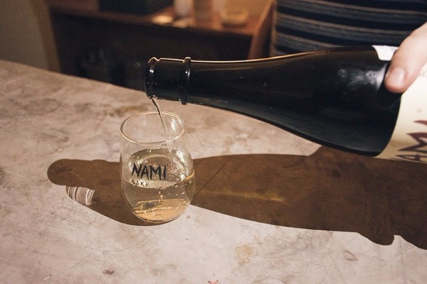 Nami es una marca nacional de sake que tiene sabor a ciruela y es delicioso.