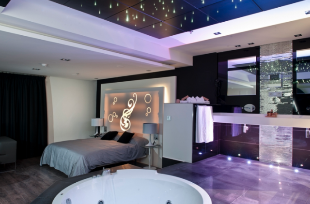 El precio de esta habitación por toda la noche es de $3199. kadrit 2
