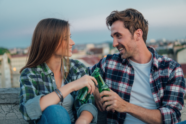 Combina una cerveza con una cena de mariscos para obtener el afrodisíaco perfecto.