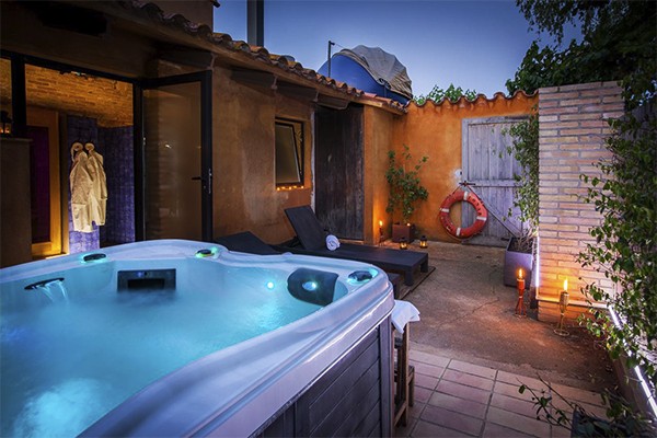 El Jacuzzi de Mil Estrellas te espera para calentarte y hacerte disfrutar.