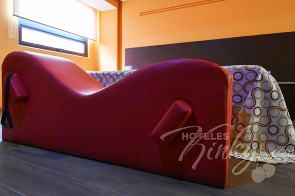 Un Potro del Amor que tenga de dónde agarrarte siempre es mejor, como este del Love Hotel Autohotel Rosso.