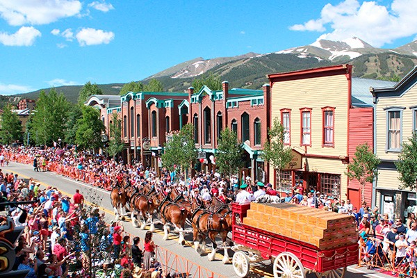 Se encuentra a un par de horas de Vail, Colorado.