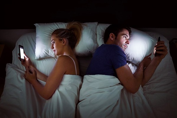 No permitas que tu conexión con tu celular, te desconecte de tu pareja.