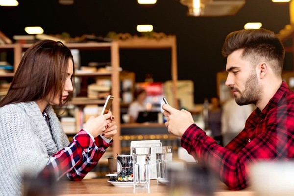 No salgas a una cita si vas a estar en tu celular, ponle atención a tu pareja.