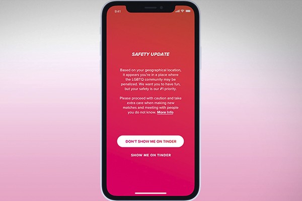 Este es el mensaje de advertencia “Traveler Alert” que Tinder arroja al viajero.