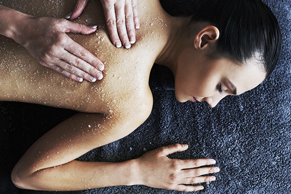 Usa este exfoliante y tu piel se sentirá más suave que nunca.