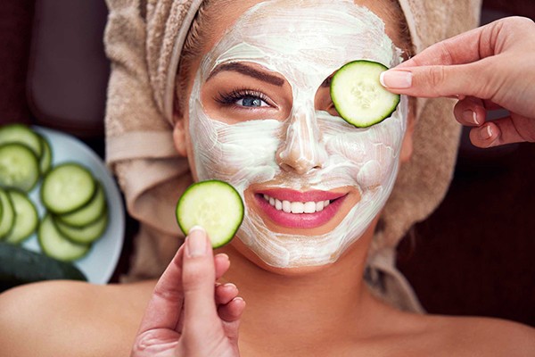 Ahora sabes de dónde viene el uso de las rodajas de pepino para la belleza.