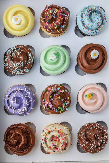 Esta sucursal también tiene opciones saladas como sándwiches, ensaladas y pastas. cupcakes