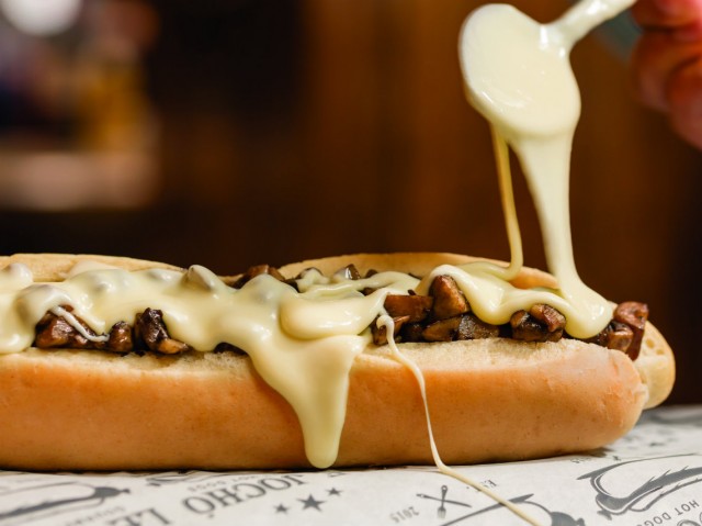 Si te gusta la carne de puerco pide el especial de cochinita, ¡te va a encantar! hot dog
