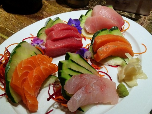 Prueba opciones frescas y dulces como el sashimi de fresa. japonez