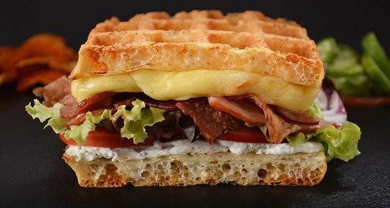 Dicen por ahí que tienes que probar el sándwich de tocino casero. waffles