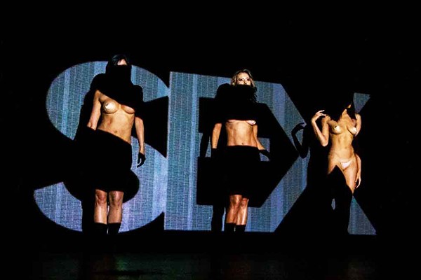Tienes que vivir todo el erotismo de Mala Burlesque, un espectáculo único.