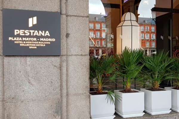 El hotel se sitúa en pleno corazón de Madrid, exactamente en la Plaza Mayor.