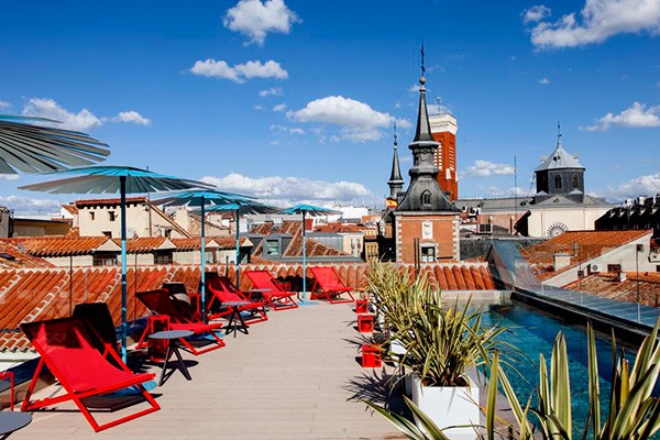 El hotel cuenta con una alberca con vista a la zona antigua de Madrid.