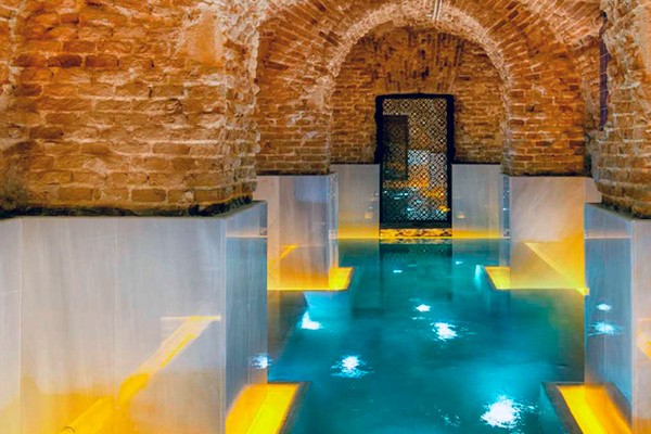 El spa tiene una alberca interior con paredes revestidas de ladrillo.