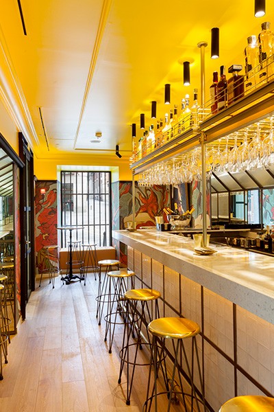 El bar se encuentra abierto 24 horas.