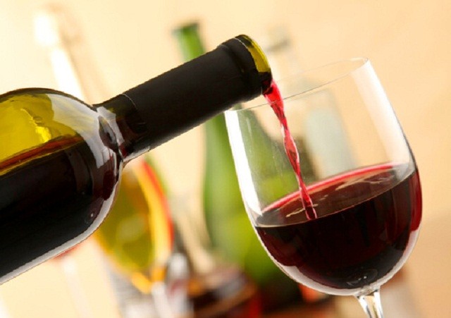 Esta copa es conocida como burdeo tienen forma de balón de garganta ancha y bordes curvados. copa-de-vino