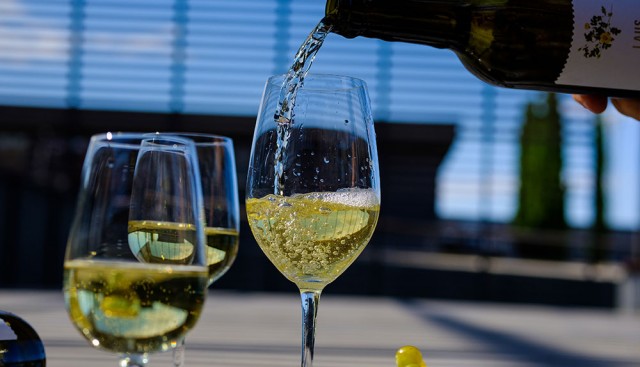 Son más pequeñas y alargadas, tiene la boca más cerrada en comparación a las del vino tinto. vino-atlante