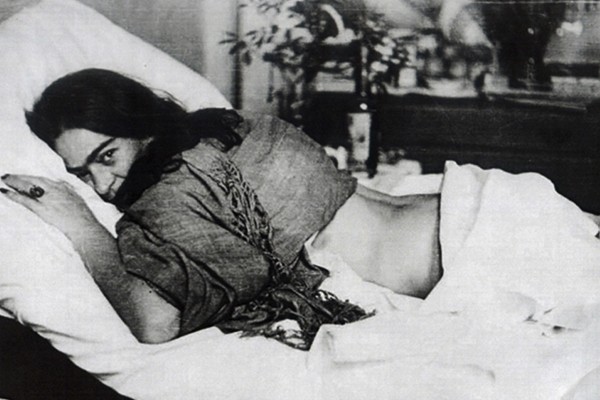 Frida Kahlo no necesitaba usar su apariencia para expresar tu talento.