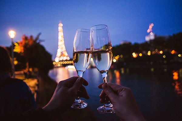 Disfruta del espectáculo nocturno de la Torre Eiffel y goza del romance con tu pareja.