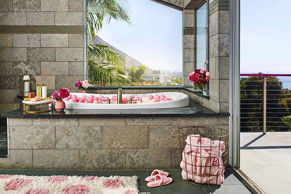 Disfruta de un baño estimulante en el Jacuzzi de la mansión de Barbie.