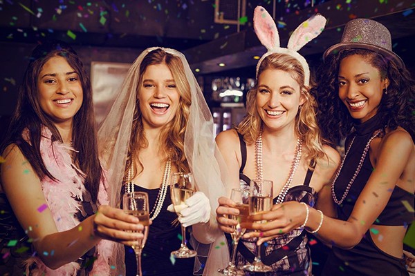 Festeja tu despedida de soltera al estilo Kinky con tus mejores amigas.