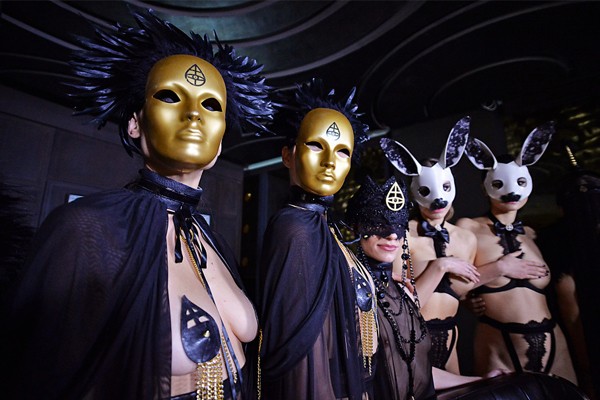Fiestas sexuales privadas pero no tan secretas en Los Ángeles, ¡todo puede pasar!